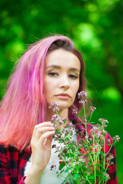 Merhaba Spring! Geyik ve çiçeklerin arasında ahududu saçlı güzel bir kız. Bahar rüyası