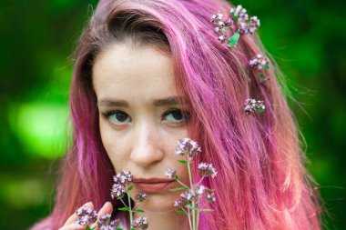 Merhaba Spring! Geyik ve çiçeklerin arasında ahududu saçlı güzel bir kız. Bahar rüyası