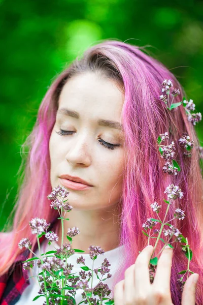 Merhaba Spring Geyik Çiçeklerin Arasında Ahududu Saçlı Güzel Bir Kız — Stok fotoğraf