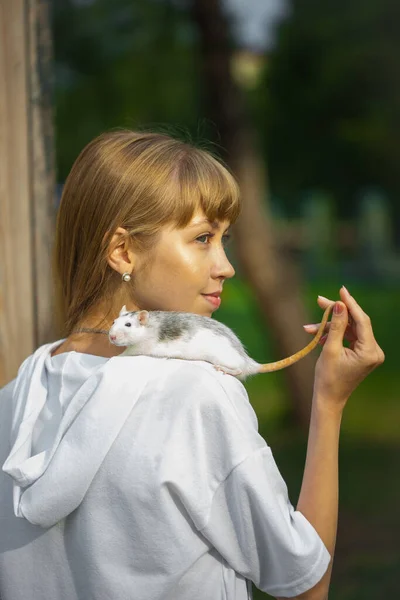 Mignon Rat Symbole 2020 Sur Une Promenade Avec Une Jolie — Photo