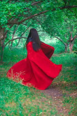 Merhaba yaz. Kırmızı pelerinli yeşil gözlü çekici kız. Doğanın ve yeşilliğin arasında bir cadı