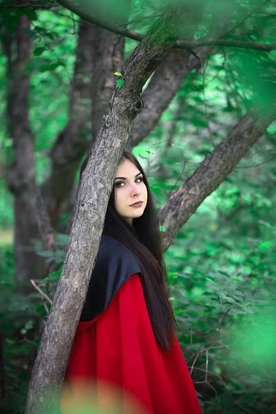 Ahoj Léto Atraktivní Dívka Zelenýma Očima Červeném Plášti Čarodějnice Mezi — Stock fotografie