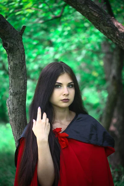 Hola Verano Muchacha Atractiva Con Ojos Verdes Una Capa Roja — Foto de Stock