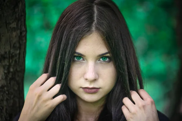 Привет Лето Привлекательная Девушка Зелеными Глазами Красном Плаще Ведьма Среди — стоковое фото