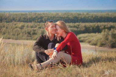 Erkek ve kadın. Birbirine aşık bir çift. Doğada aşk hikayesi