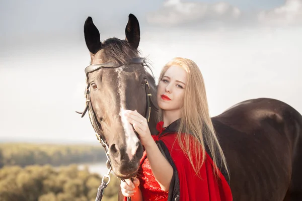 Blondes Mädchen Mit Langen Haaren Und Schwarzem Hengst Rotem Historischen — Stockfoto