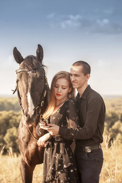 Ένας Άντρας Και Ένα Κορίτσι Μια Βόλτα Ιππασία Μαύρο Άλογο — Φωτογραφία Αρχείου