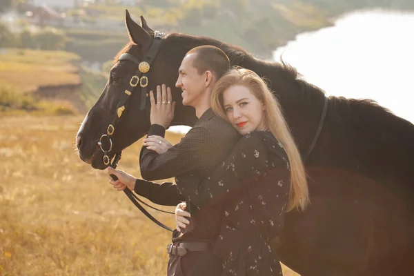 Tipo Uma Rapariga Passear Passeio Cavalo Cavalo Preto Amantes — Fotografia de Stock