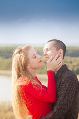Erkek ve kadın. Birbirine aşık bir çift. Doğada aşk hikayesi
