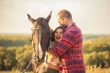 Esmer kız ve siyah atlı sakallı vahşi adam. Seksi bir çift. Yaz gezisi. Aşk hikayesi.