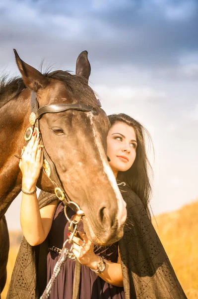 Menina Morena Uma Caminhada Com Cavalo Preto Rapariga Atraente Viagem — Fotografia de Stock
