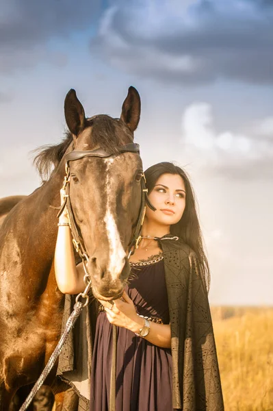 Brünettes Mädchen Auf Einem Spaziergang Mit Einem Schwarzen Pferd Attraktives — Stockfoto