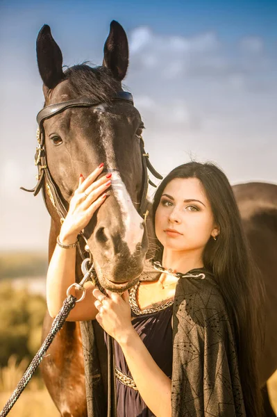 Menina Morena Uma Caminhada Com Cavalo Preto Rapariga Atraente Viagem — Fotografia de Stock