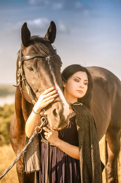 Brunett Flicka Promenad Med Svart Häst Attraktiv Flicka Sommarresa Äventyrets — Stockfoto