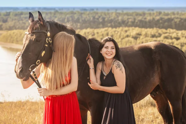 Brünette Und Blonde Mädchen Mit Einem Schwarzen Pferd Sexy Langhaarige — Stockfoto