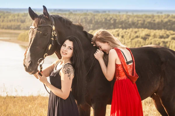 Brünette Und Blonde Mädchen Mit Einem Schwarzen Pferd Sexy Langhaarige — Stockfoto