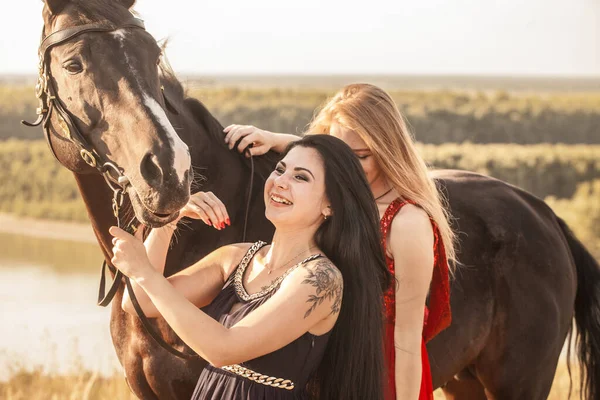 Brünette Und Blonde Mädchen Mit Einem Schwarzen Pferd Sexy Langhaarige — Stockfoto