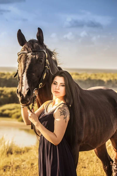 Brunett Flicka Promenad Med Svart Häst Attraktiv Flicka Sommarresa Äventyrets — Stockfoto