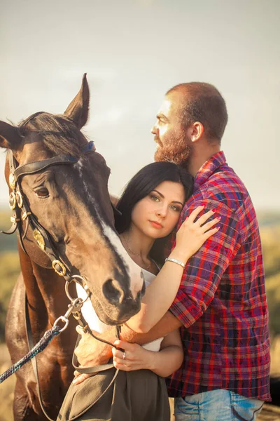 Brünettes Mädchen Und Brutaler Typ Mit Bart Und Schwarzem Pferd — Stockfoto