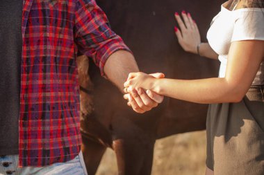 Esmer kız ve siyah atlı sakallı vahşi adam. Seksi bir çift. Yaz gezisi. Aşk hikayesi.
