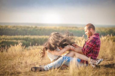 Esmer kız ve sakallı vahşi adam aşk hikayesi. Sarılmalar ve saçmalıklar. Doğada yaz yürüyüşü. Çiftlik cenneti