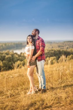 Esmer kız ve sakallı vahşi adam aşk hikayesi. Sarılmalar ve saçmalıklar. Doğada yaz yürüyüşü. Çiftlik cenneti