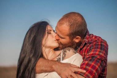 Esmer kız ve sakallı vahşi adam aşk hikayesi. Sarılmalar ve saçmalıklar. Doğada yaz yürüyüşü. Çiftlik cenneti