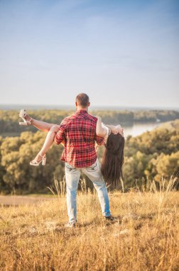 Esmer kız ve sakallı vahşi adam aşk hikayesi. Sarılmalar ve saçmalıklar. Doğada yaz yürüyüşü. Çiftlik cenneti
