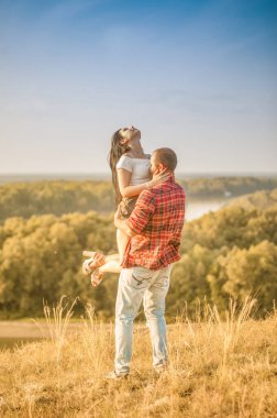 Esmer kız ve sakallı vahşi adam aşk hikayesi. Sarılmalar ve saçmalıklar. Doğada yaz yürüyüşü. Çiftlik cenneti