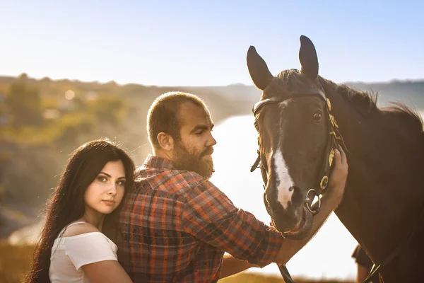 Brünettes Mädchen Und Brutaler Typ Mit Bart Und Schwarzem Pferd — Stockfoto