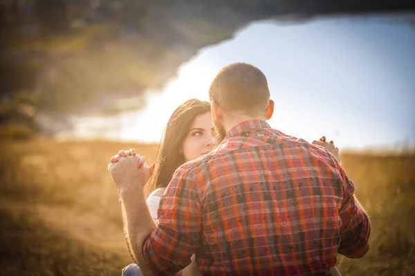 Brunette Meisje Brutale Jongen Met Een Baard Liefdesverhaal Knuffels Onzin — Stockfoto