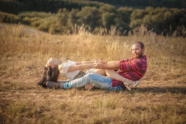 Brünettes Mädchen Und Brutaler Typ Mit Bart Umarmungen Und Unsinn — Stockfoto