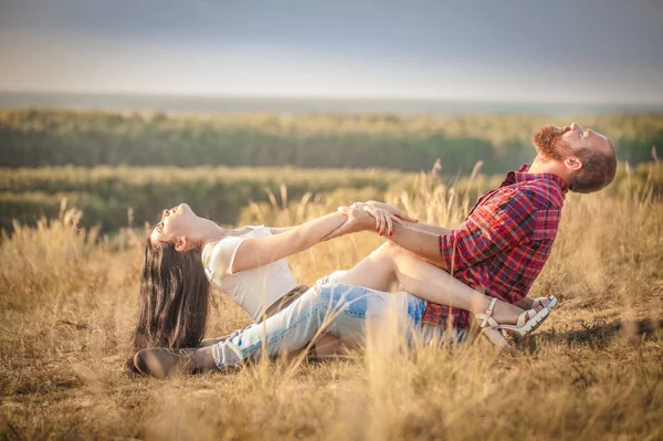 Brünettes Mädchen Und Brutaler Typ Mit Bart Umarmungen Und Unsinn — Stockfoto