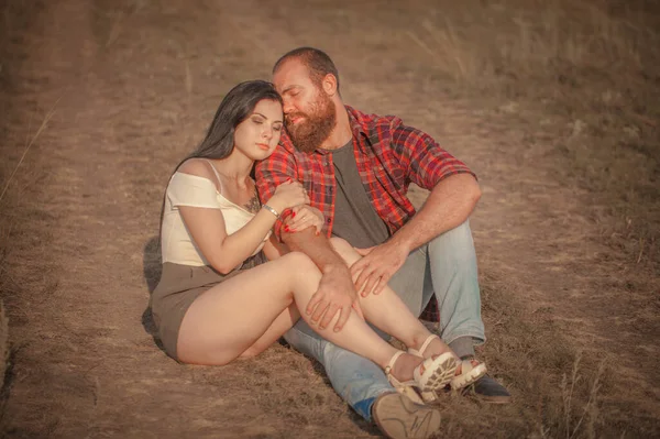 Menina Morena Cara Brutal Com Uma História Amor Barba Abraços — Fotografia de Stock