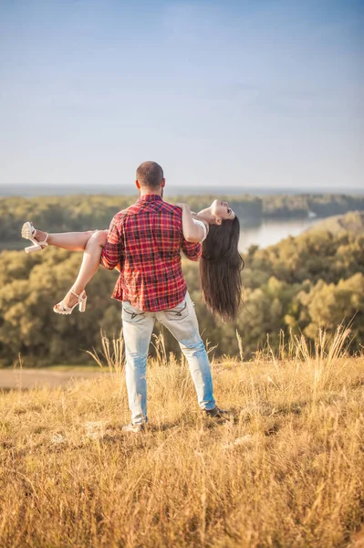 Brünettes Mädchen Und Brutaler Typ Mit Bart Umarmungen Und Unsinn — Stockfoto