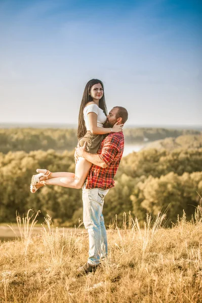 Brünettes Mädchen Und Brutaler Typ Mit Bart Umarmungen Und Unsinn — Stockfoto