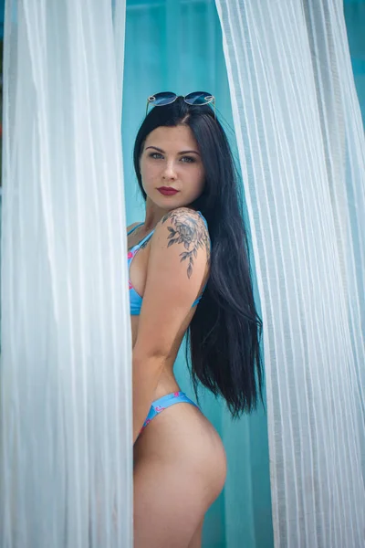 Sexy Morena Bikini Con Pelo Negro Largo Tela Que Fluye —  Fotos de Stock