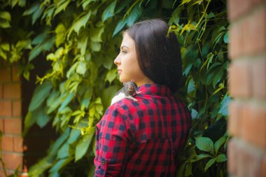 Cadı ormanda tanıdık biriyle birlikte büyücülük yapar. Fareli esmer kız. Azizler Günü. Cadılar Bayramı