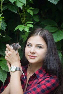 Cadı ormanda tanıdık biriyle birlikte büyücülük yapar. Fareli esmer kız. Azizler Günü. Cadılar Bayramı