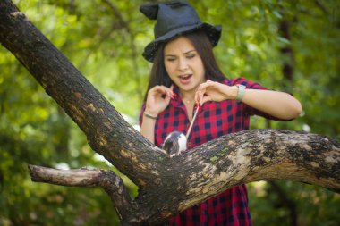 Cadı ormanda tanıdık biriyle birlikte büyücülük yapar. Fareli esmer kız. Azizler Günü. Cadılar Bayramı