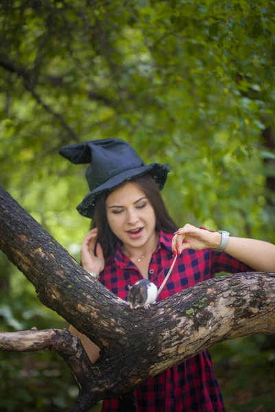 Vrăjitoarea Evocă Pădure Familiar Bruneta Şobolan Ziua Tuturor Sfinţilor Halloween — Fotografie, imagine de stoc