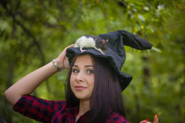 Čarodějky Vykouzlí Lese Známým Brunetka Krysou Den Všech Svatých Halloween — Stock fotografie