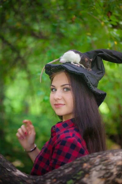 Čarodějky Vykouzlí Lese Známým Brunetka Krysou Den Všech Svatých Halloween — Stock fotografie