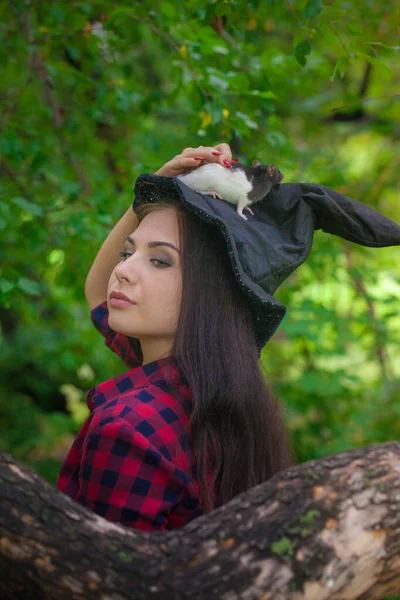 Čarodějky Vykouzlí Lese Známým Brunetka Krysou Den Všech Svatých Halloween — Stock fotografie