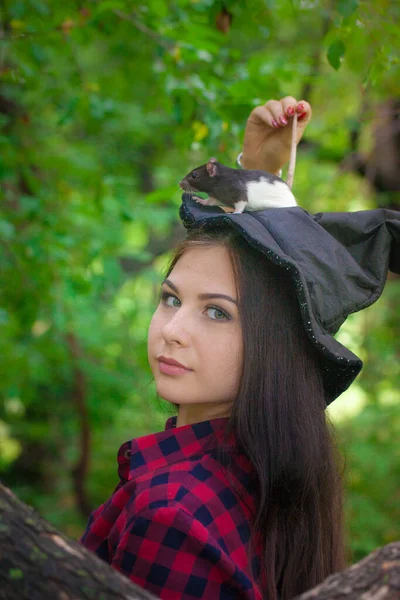Heks Tovert Het Bos Met Een Bekende Brunette Meisje Met — Stockfoto