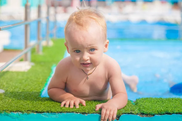Criança Sorridente Piscina Azul Com Uma Borda Gramada Brilhante — Fotografia de Stock