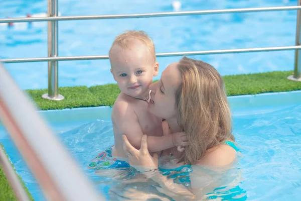 ママと赤ちゃんはプールで休んで — ストック写真