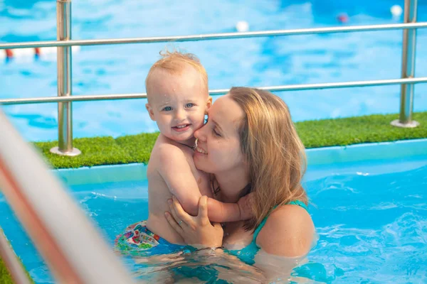 Mom Baby Have Rest Pool — Stock Photo, Image
