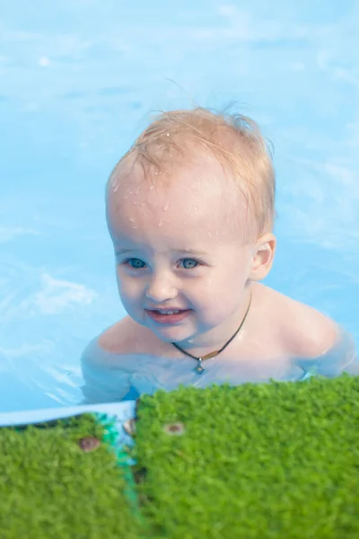 Niño Sonriente Piscina Azul Con Borde Cubierto Hierba Brillante —  Fotos de Stock