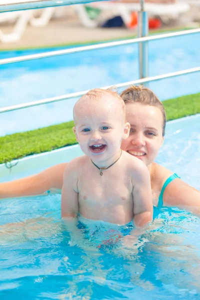 ママと赤ちゃんはプールで休んで — ストック写真
